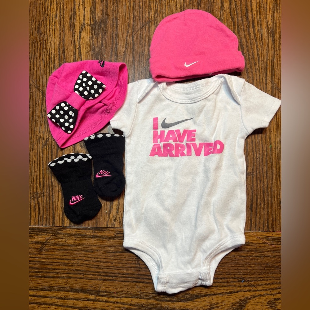 Nike girls 5 piece welcome set 0-6 months B1G1 50% off